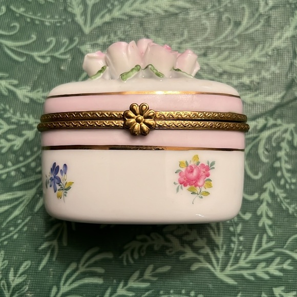 Limoges-style Miniature Porcelain Box - Picture 4 of 7